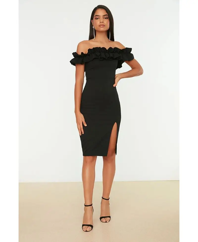 Siyah Yaka Detaylı Elbise