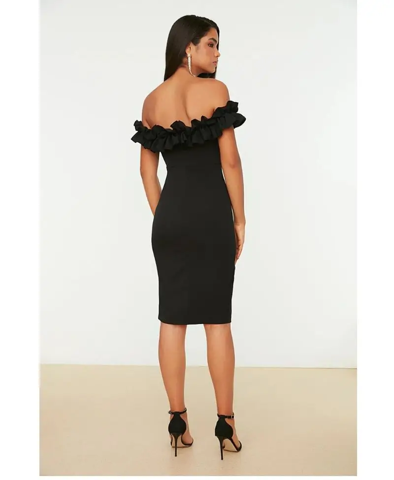 Siyah Yaka Detaylı Elbise