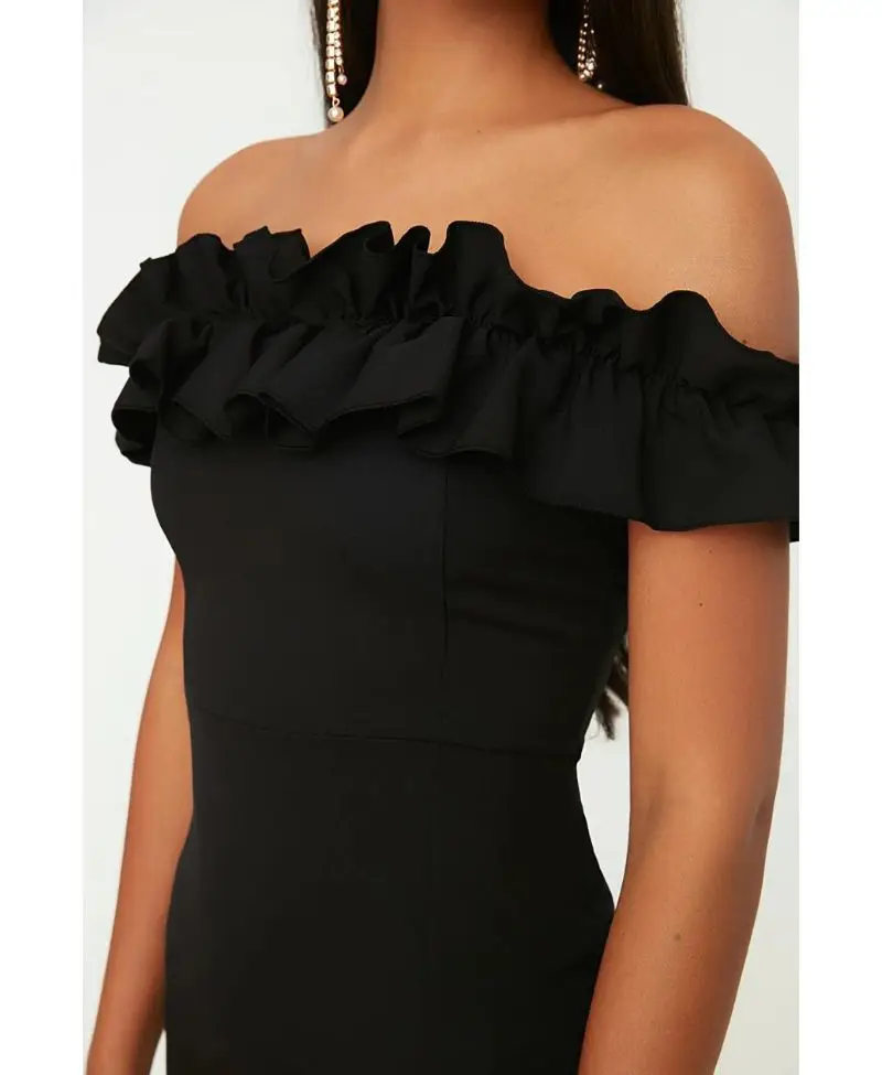 Siyah Yaka Detaylı Elbise